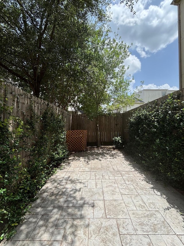 506 Knox St, Houston, TX 77007 - fenced backyard featuring a patio