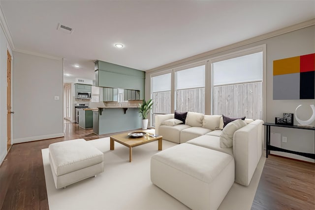 living area featuring recessed lighting, dark wood-style flooring, visible vents, and baseboards