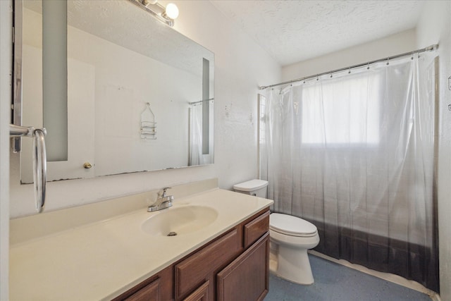 full bathroom featuring shower / tub combo with curtain, toilet, vanity, and a textured ceiling