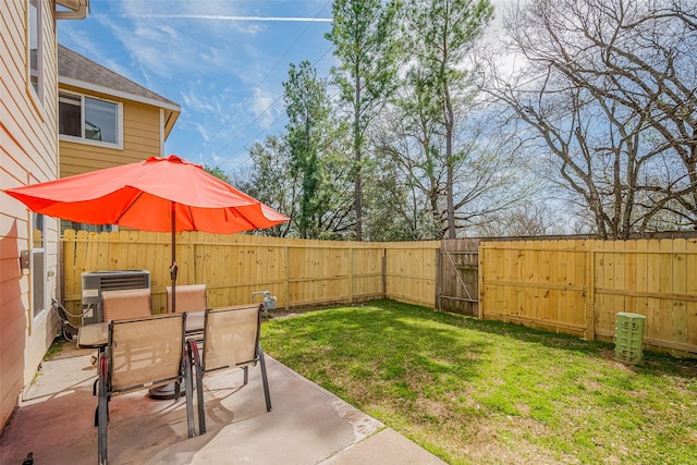 view of yard featuring outdoor dining space, a patio area, a fenced backyard, and a gate