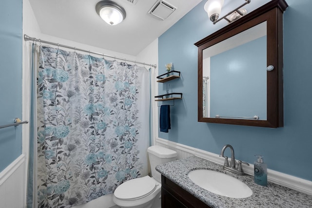 full bath with visible vents, toilet, a wainscoted wall, a shower with curtain, and vanity