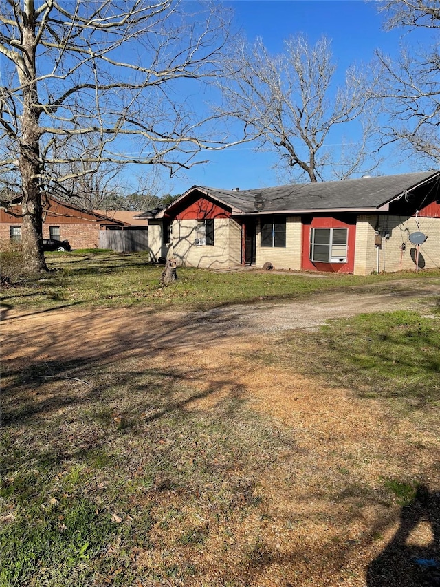 view of front of house with driveway and a front yard