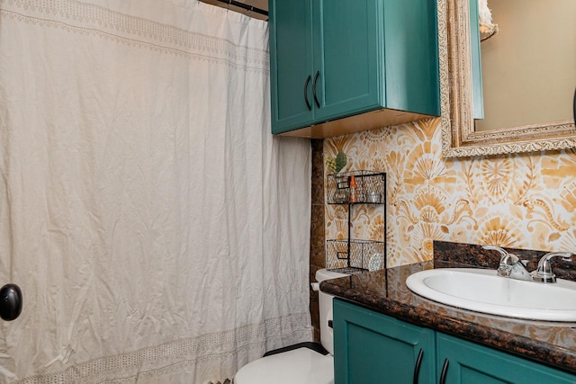 full bath with toilet, wallpapered walls, curtained shower, and vanity