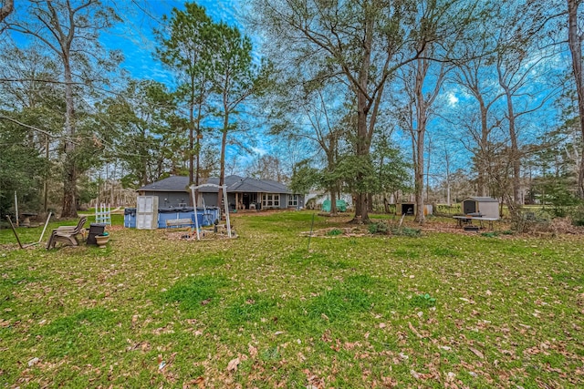 view of yard with a pool