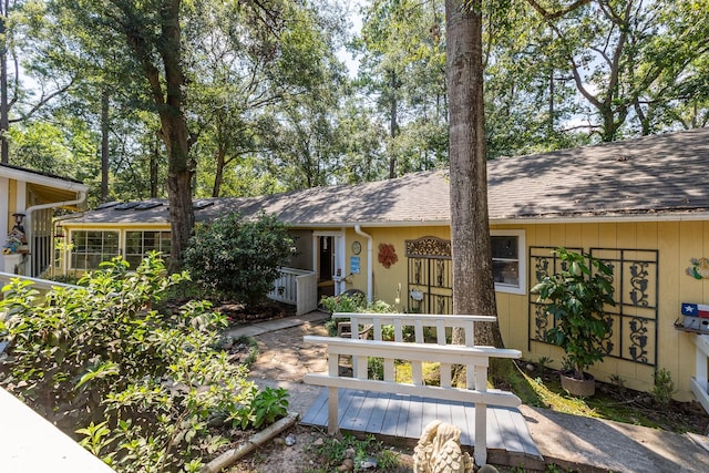 ranch-style house featuring a shingled roof