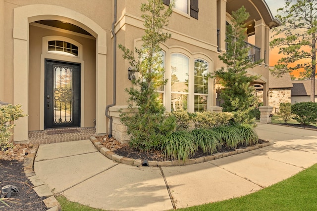 property entrance with stucco siding