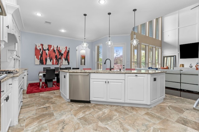 kitchen featuring hanging light fixtures, a sink, an island with sink, and dishwasher