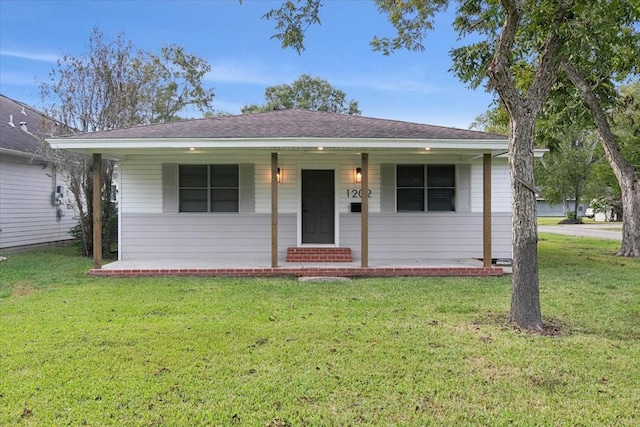 view of front of property featuring a shingled roof, a porch, and a front lawn