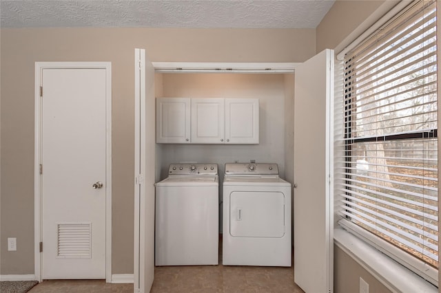 2 Brown Rd, Huntsville, TX 77320 - clothes washing area with cabinet space, a textured ceiling, visible vents, and washer and dryer