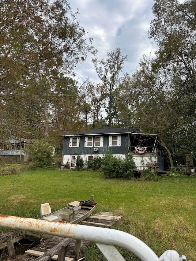 view of front of house featuring a carport and a front lawn