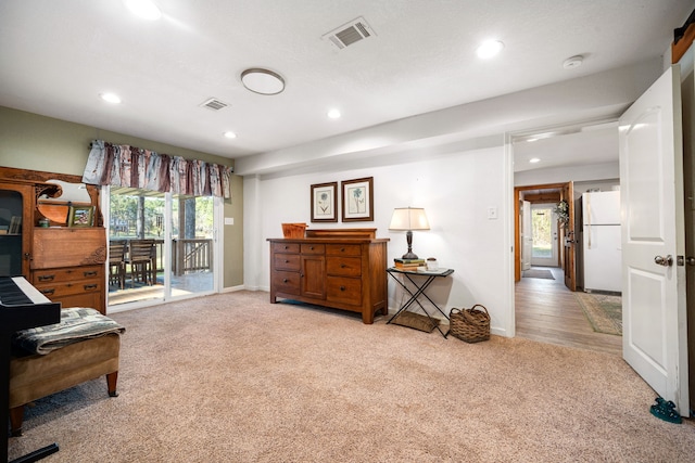 living area featuring carpet, visible vents, baseboards, and recessed lighting