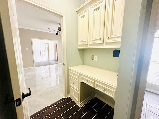 laundry room with visible vents, crown molding, and ceiling fan