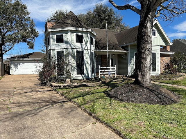 view of front of property featuring a front lawn