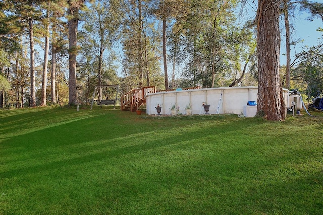 view of yard with a swimming pool