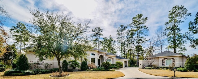 view of front facade with driveway and stucco siding