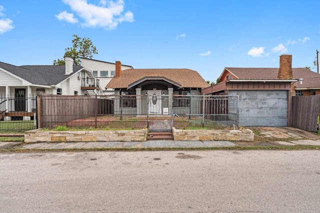 view of front facade featuring a garage and a fenced front yard