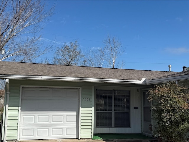 view of front facade featuring a shingled roof