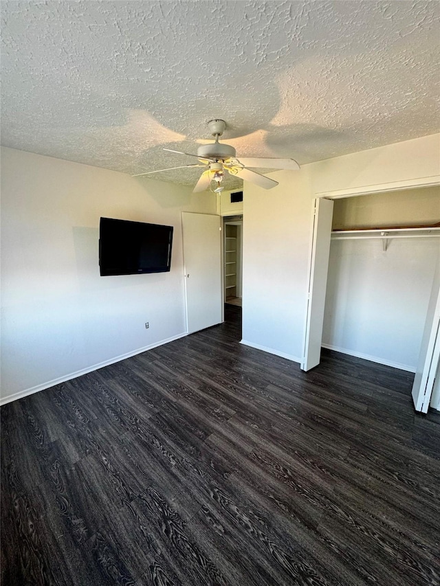 unfurnished bedroom with baseboards, a ceiling fan, dark wood-type flooring, a textured ceiling, and a closet