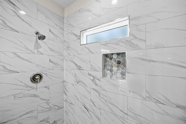 bathroom featuring a tile shower