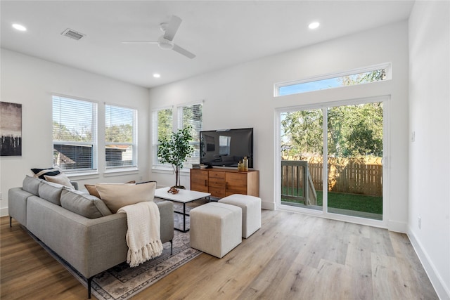 living area with light wood finished floors, baseboards, visible vents, a ceiling fan, and recessed lighting