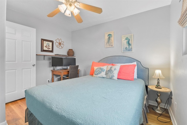 bedroom featuring light wood-style floors, baseboards, and a ceiling fan