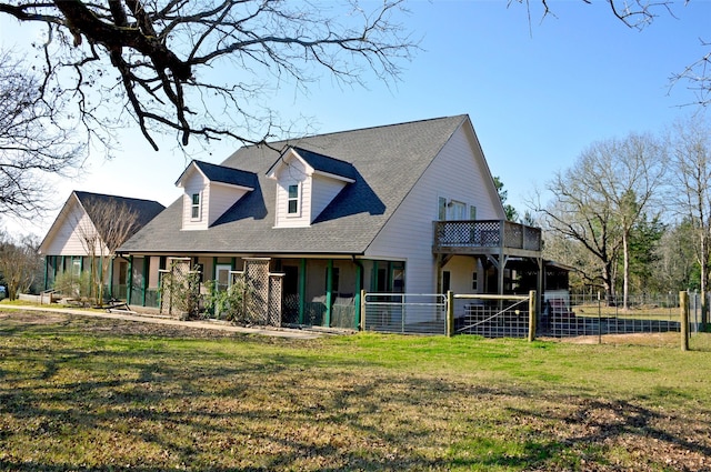 view of front of house featuring fence and a front lawn