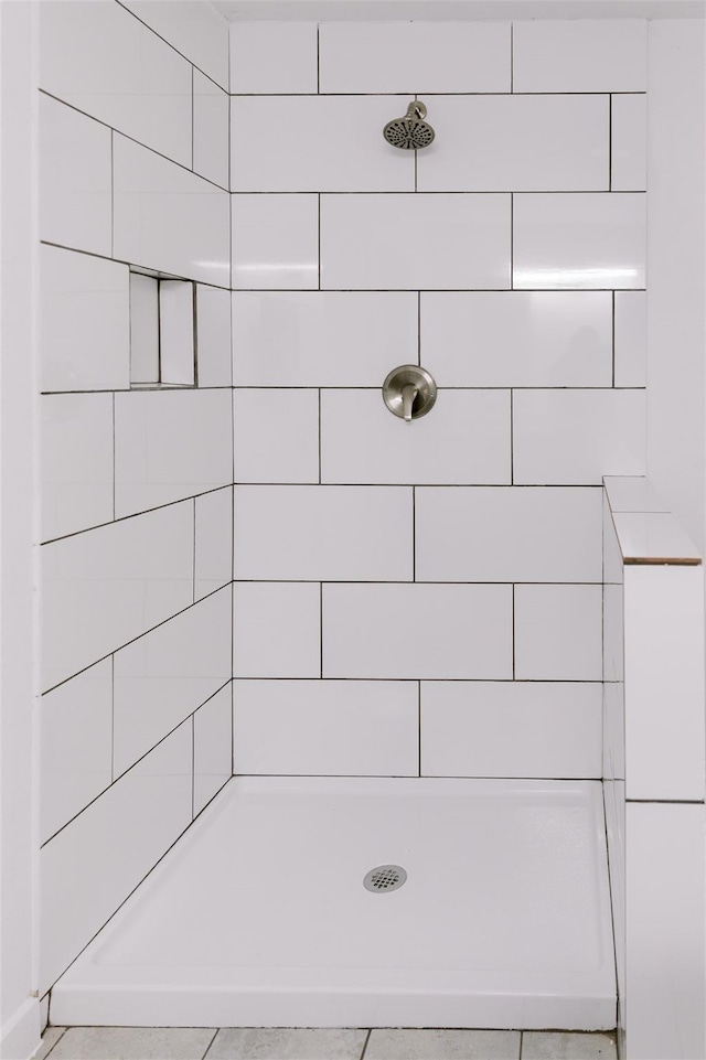 bathroom featuring tiled shower