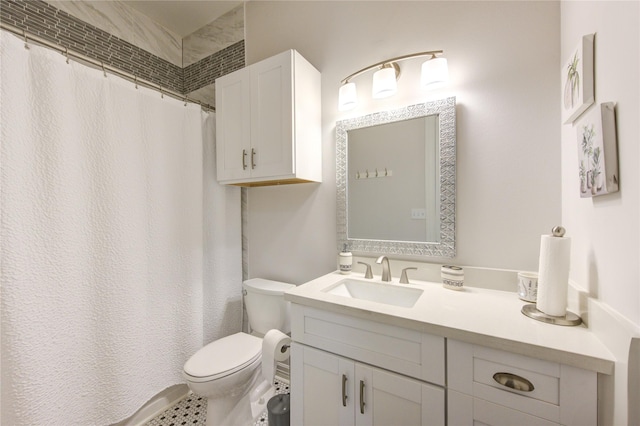 full bathroom featuring toilet, a shower with curtain, and vanity