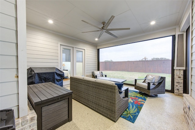 sunroom with ceiling fan