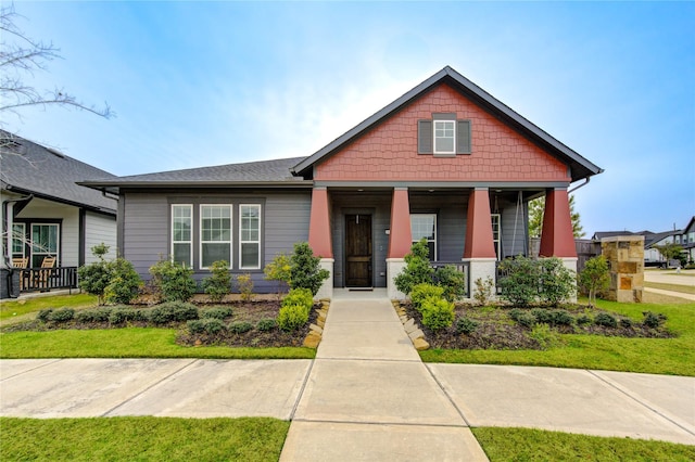 view of front facade featuring a porch and a front lawn