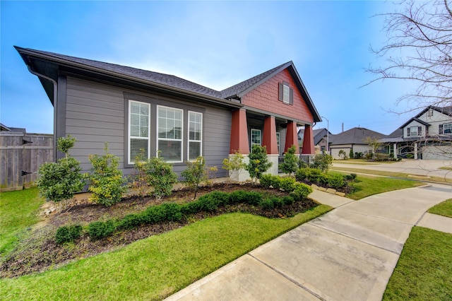 view of front of home featuring fence and a front lawn