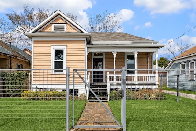 view of front facade featuring a shingled roof, covered porch, fence, and a front lawn