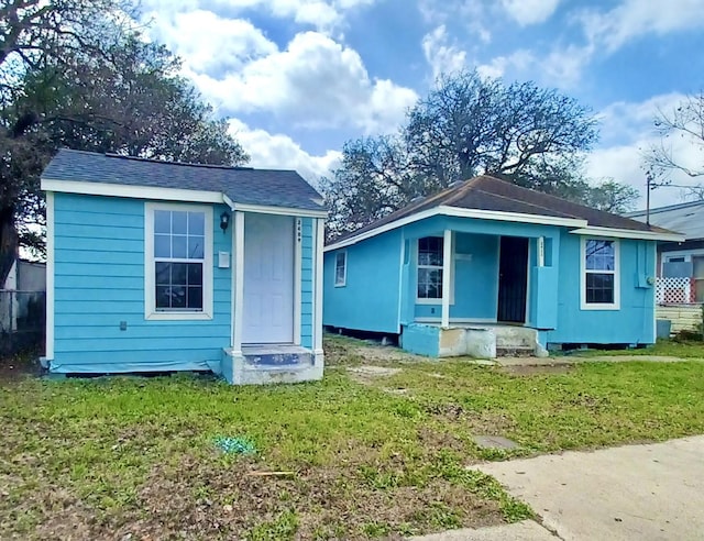 bungalow with entry steps and a front yard