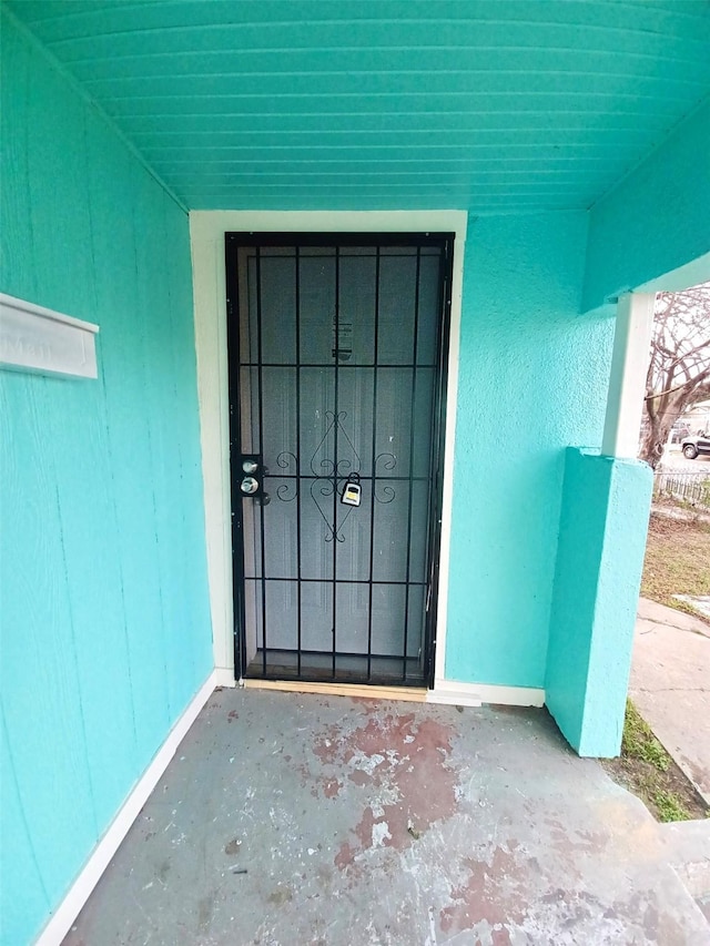 entrance to property with stucco siding