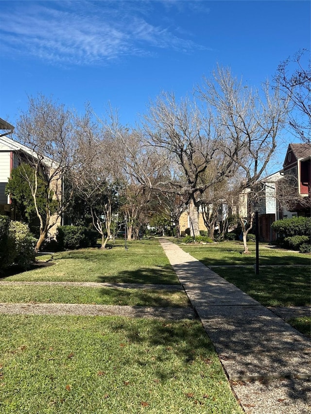 view of property's community featuring a lawn