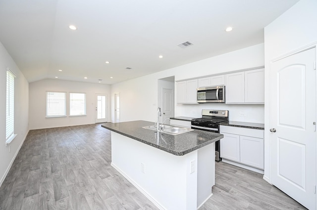 kitchen with light wood-style flooring, appliances with stainless steel finishes, a kitchen island with sink, a sink, and recessed lighting