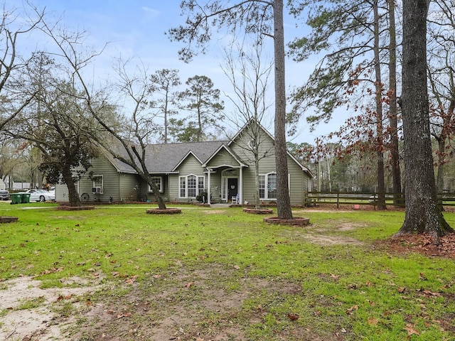 view of front of property featuring fence and a front yard