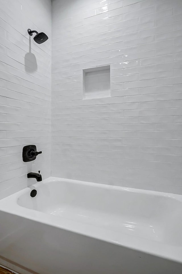 bathroom with tub / shower combination