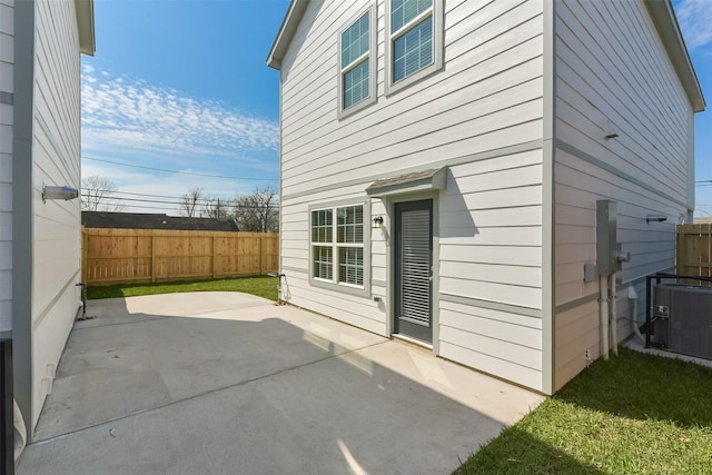 6835 New York St, Houston, TX 77021 - back of house featuring a patio, central AC unit, and fence