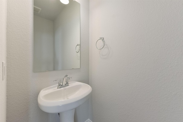 6835 New York St, Houston, TX 77021 - bathroom with a textured wall and a sink