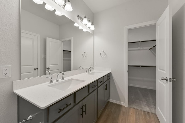 6835 New York St, Houston, TX 77021 - full bath with a spacious closet and a sink