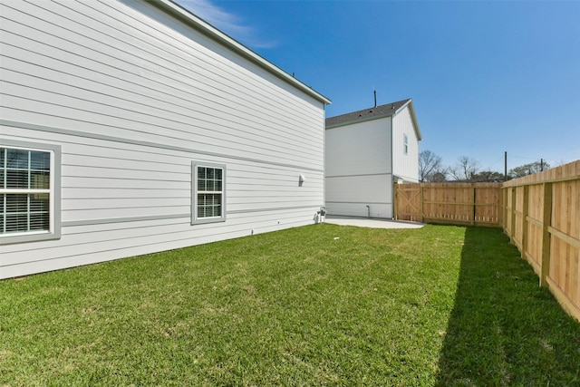 6835 New York St, Houston, TX 77021 - view of yard with a patio area and a fenced backyard