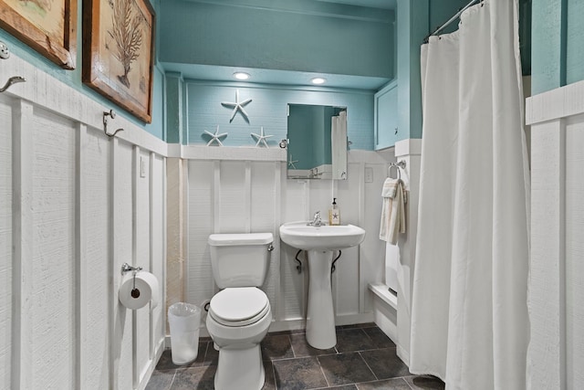 full bathroom with toilet, a shower with curtain, and a sink