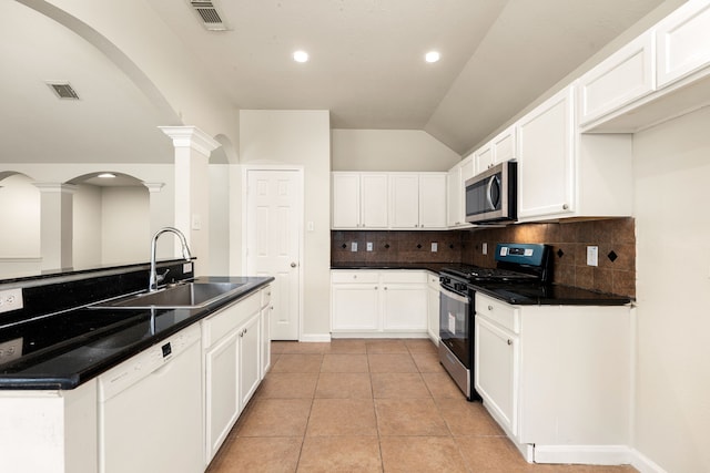 kitchen with stainless steel appliances, a sink, visible vents, white cabinets, and dark countertops