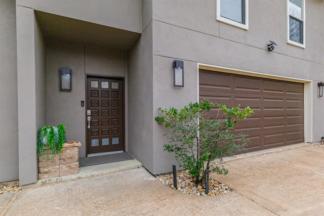 view of exterior entry with stucco siding