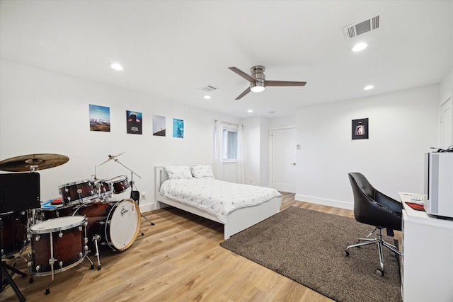 bedroom featuring light wood finished floors, visible vents, a ceiling fan, and recessed lighting