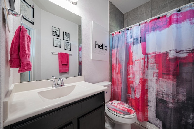 full bathroom featuring toilet, a shower with shower curtain, and vanity