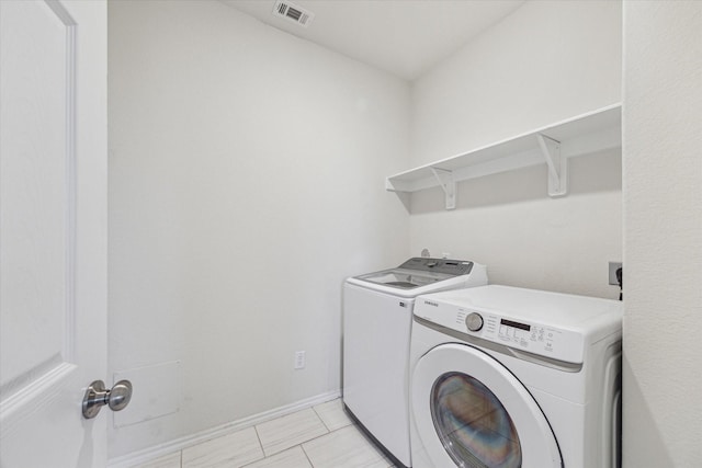 washroom with laundry area, baseboards, visible vents, and independent washer and dryer