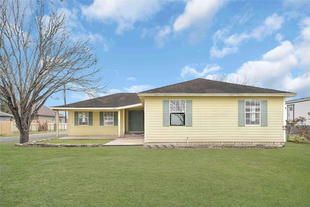 view of front of property featuring a front yard