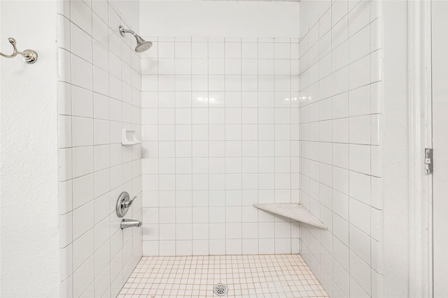 bathroom featuring tiled shower